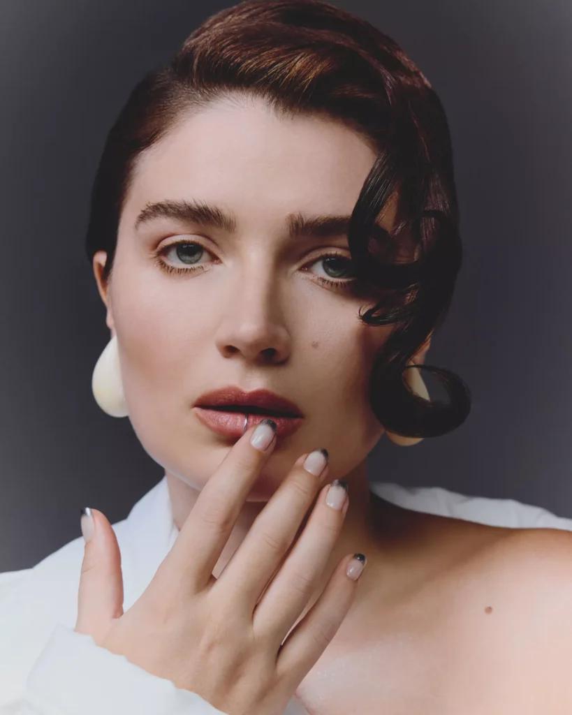 evehewson004aed51cf677aa4dc581003d5fc9e0af6e George V Magazine