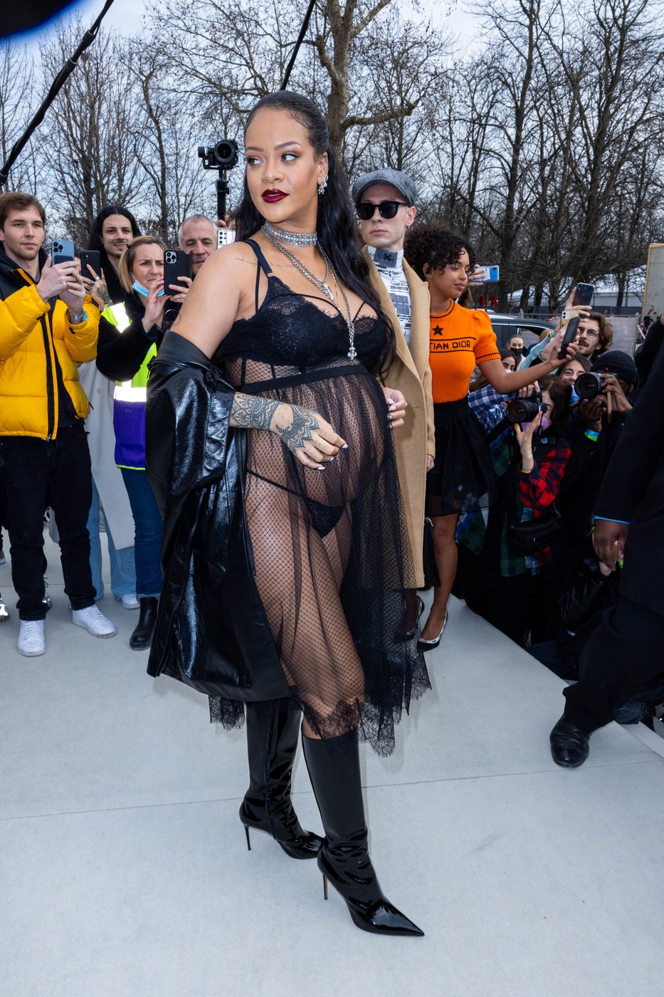 Rihanna ŕ la sortie du défilé de mode automnehiver 20222023 Christian Dior lors de la fashion week de Paris George V Magazine