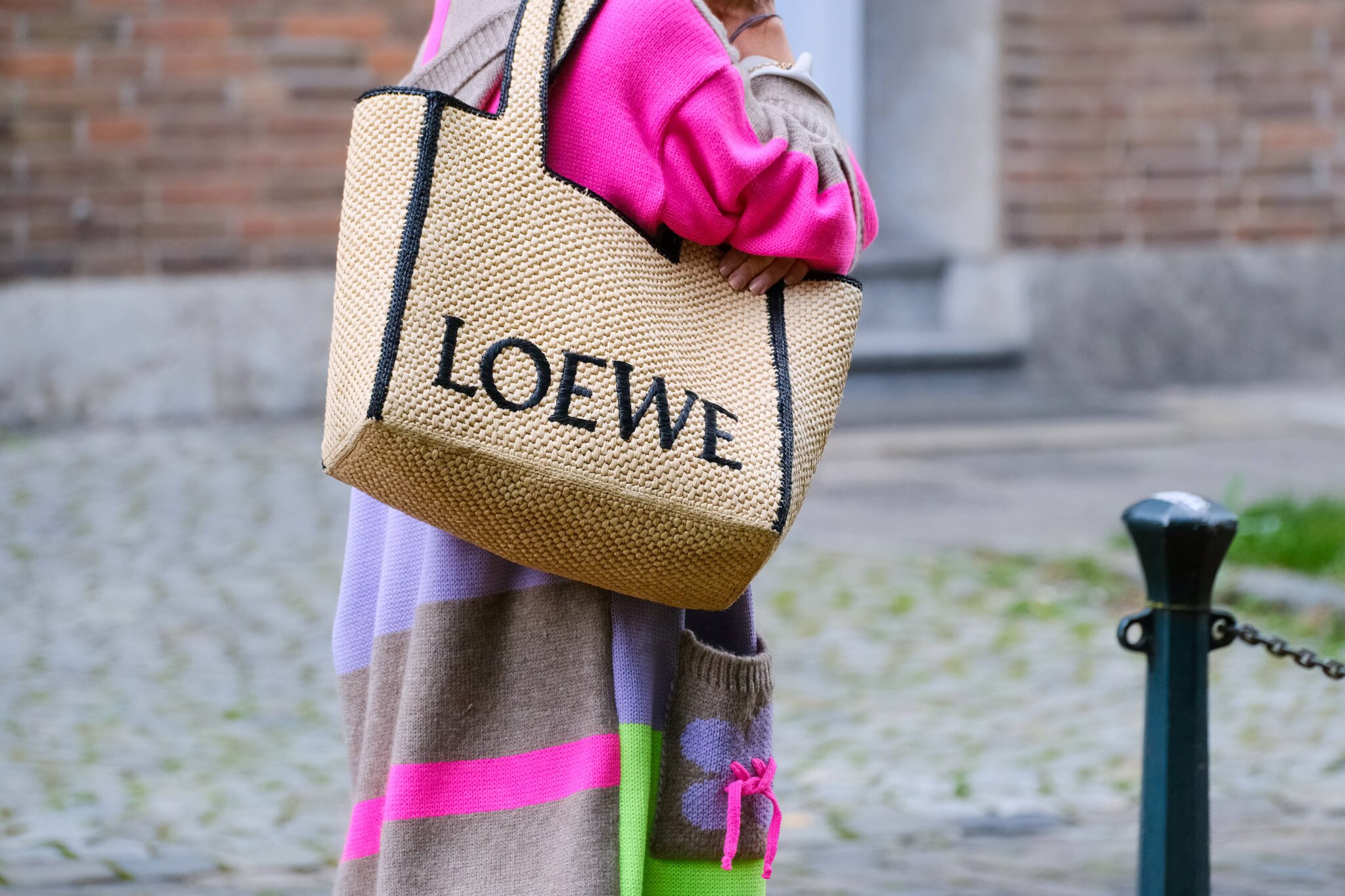 Düsseldorf 13092024 Loewe Löwe Tote Bag Strandtasche Bast Basttasche Einkaufstasche Düsseldorf NordrheinWestfalen Deu George V Magazine