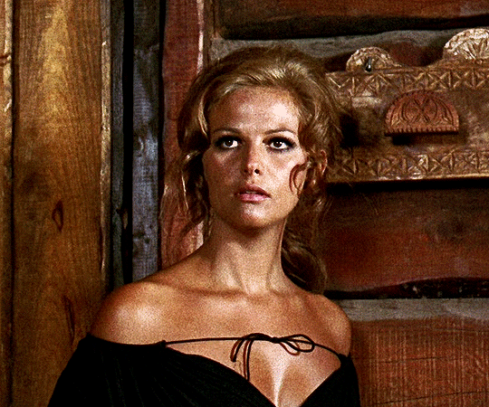 claudia-cardinale-v0-qkoc8iuxo4he1